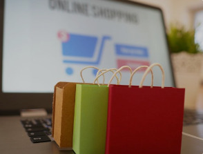 Achats en ligne - concept d'achats sur internet. Une personne utilise un ordinateur pour faire des achats en ligne.